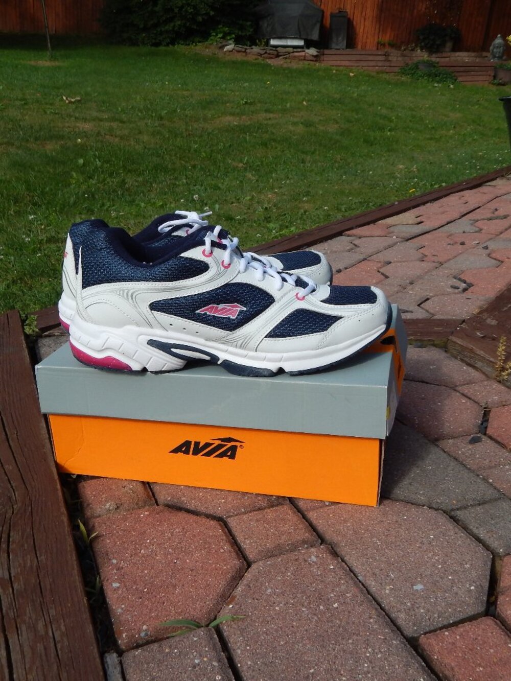 Avia Womens Cross Training Size 10 White Navy & Dark Pink Sneakers Worn 1X